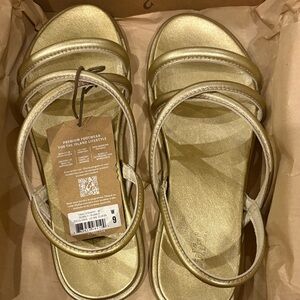 OluKai Tiare Strappy leather Women's Sandals in Bubbly